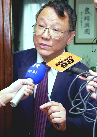 Minister of Education Ovid Tzeng speaks to reporters yesterday denying he had expressed an intention to resign during a meeting with President Chen ... - 20010620191940