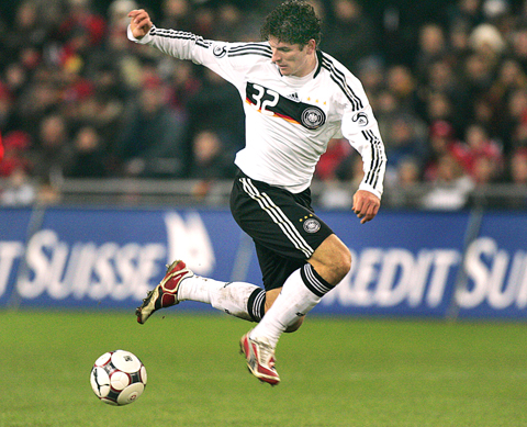  /></p><p style=text-align: justify;>Марио Гомес - нападающий с испанскими корнями начал свое выступление за сборную Германии с команды «до 17 лет», после чего, преодолевая все ступени молодежных команд, оказался в феврале 2007 года в составе «Бундестим» в матче против Швейцарцев. Гомес сумел отличиться уже в дебютной игре, в ней же и стал одной из главных надежд всего немецкого футбола. В сборной Марио пока не так блистает, как в родном «Штутгарте», но претендует на роль одного из главных открытий нынешнего Чемпионата.</p><p><strong> 6. Тренер. </strong></p><p><img  data-cke-saved-src=http://upload.wikimedia.org/wikipedia/commons/thumb/5/5a/Joachim_L%C3%B6w.JPG/250px-Joachim_L%C3%B6w.JPG src=http://upload.wikimedia.org/wikipedia/commons/thumb/5/5a/Joachim_L%C3%B6w.JPG/250px-Joachim_L%C3%B6w.JPG alt=