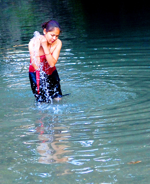 Nepali+women+bathing