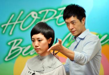 Hair Stylist Helps Give Cancer Patients A New Look Taipei Times