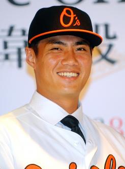 Taiwanese pitcher Chen Wei-yin wears a Baltimore Orioles jersey and cap in Taipei on Monday. - P19-120118-002
