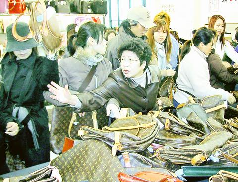 Japanese still have desire for designer goods when on sale