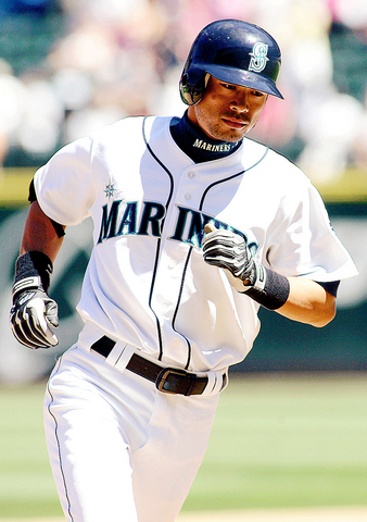 Aquino hits 2 home runs, Reds beat Cubs 7-1 - Seattle Sports