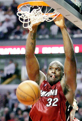 Miami Heat center Shaquille O'Neal has words with an official