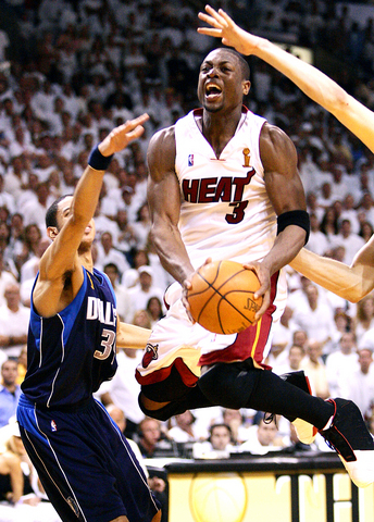 Watch: Heat's Dwyane Wade re-enacts final play of 2006 NBA Finals on Mavs  floor 