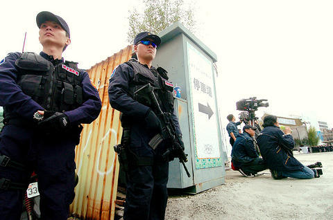 Police guard gangster's temporary funerary hall - Taipei Times