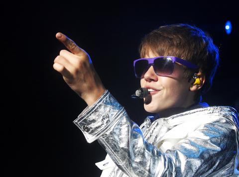Justin Bieber: WATCH: Justin Bieber enthusiastically cheers on the