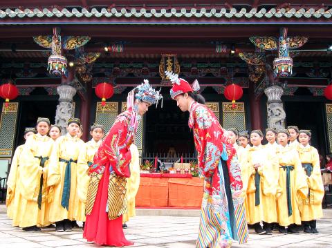 Couple marries in traditional Confucian ceremony - Taipei Times