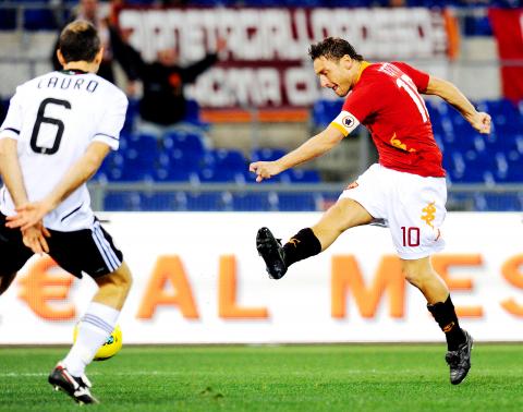 Totti sets record as Roma rout Cesena - Taipei Times