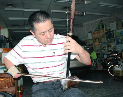 Man missing hand learns to play erhu 斷掌拉二胡聲聲動人- Taipei Times