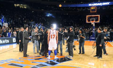 Lin outduels Kobe, leads Knicks to another win