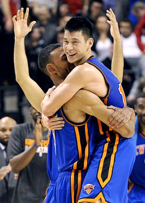 Lin outduels Kobe, leads Knicks to another win