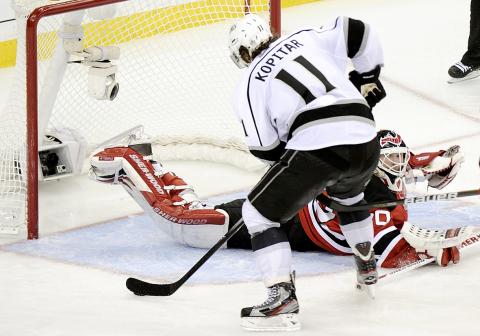 Los Angeles Kings beat New Jersey Devils 2-1 in overtime, take 2-0