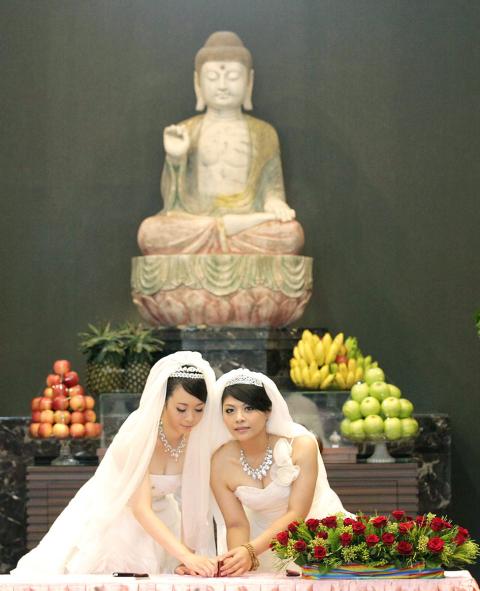 Couple Wed In First Same Sex Buddhist Service In Taiwan Taipei Times