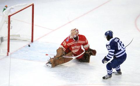 Howard leads Red Wings in win