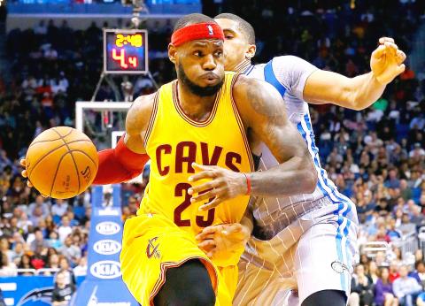 James' buzzer-beater lifts Cavaliers over Magic