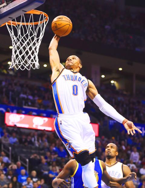 Gerald Green dunks over the Lakers' Jordan Hill