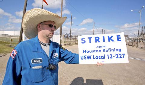 crude enters steelworkers refinery picket walks