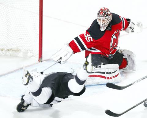 Dustin Brown scores twice in Kings' 3-1 win over Flames