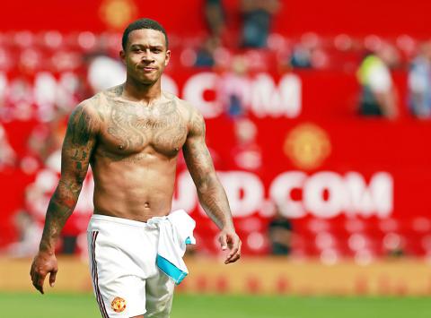 Former Manchester United star Memphis Depay shows off new giant