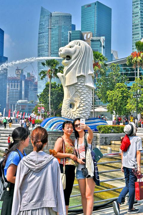 chinese tourists undeterred by yuans devaluation - taipei times