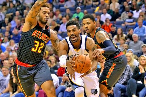 mike memphis suns extend warriors record win run grizzlies bazemore drives conley hawks kent atlanta scott between left center game
