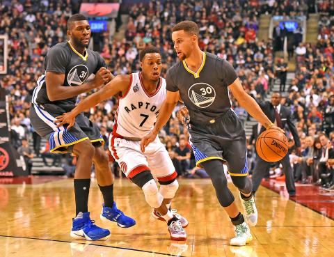 Curry scores 44 as Warriors improve to 21-0