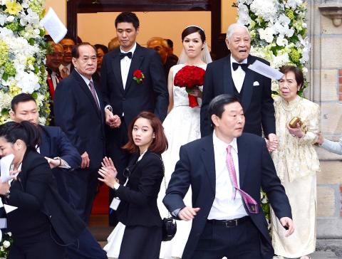 Lee Teng-hui walks his granddaughter down aisle - Taipei Times