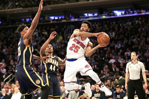 New York Knicks guard Derrick Rose (4) looks to pass against the