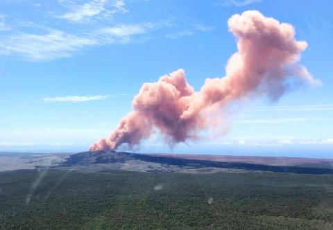 hundreds evacuate after hawaiian volcano erupts - taipei times