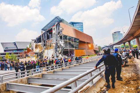 Controversial Mexico City mall partly collapses - Taipei Times