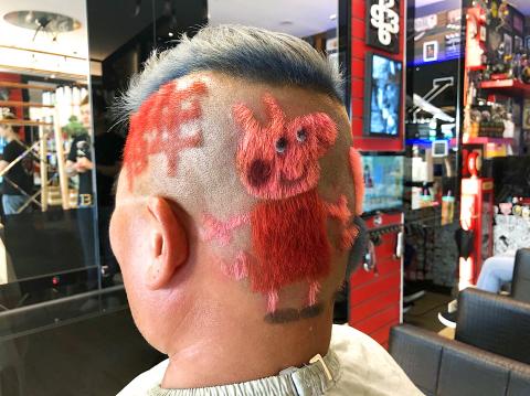 Porcine cartoon characters inspire man's new haircut - Taipei Times