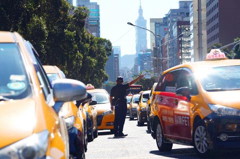 Hundreds of taxis join protest extension for Uber drivers - Taipei Times