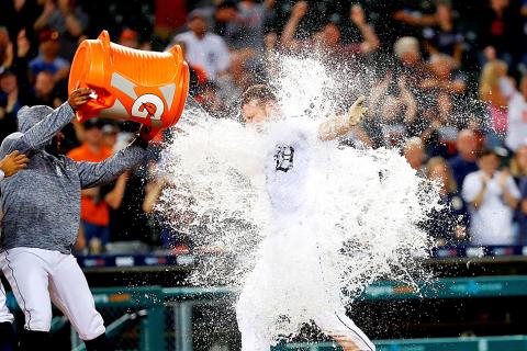 Charlie Culberson gets hit in the face by a pitch 