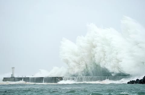 Rain, winds batter Tokyo as powerful typhoon hits Japan - Taipei Times