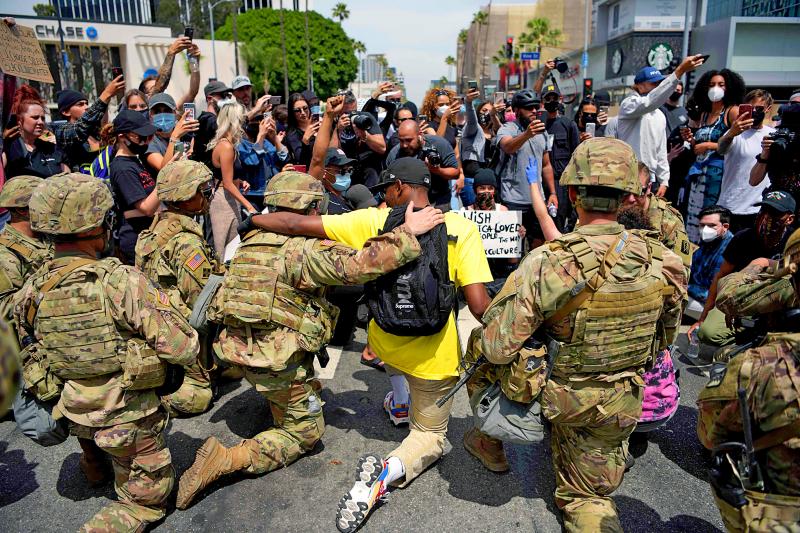 Racial Tensions Police Across Us Taking A Knee To Support Protests Taipei Times