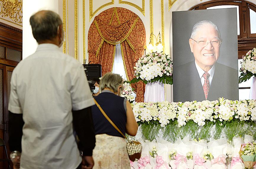 Remembering Lee Teng-hui: Leaders, Taiwanese pay respects at Lee memorial -  Taipei Times