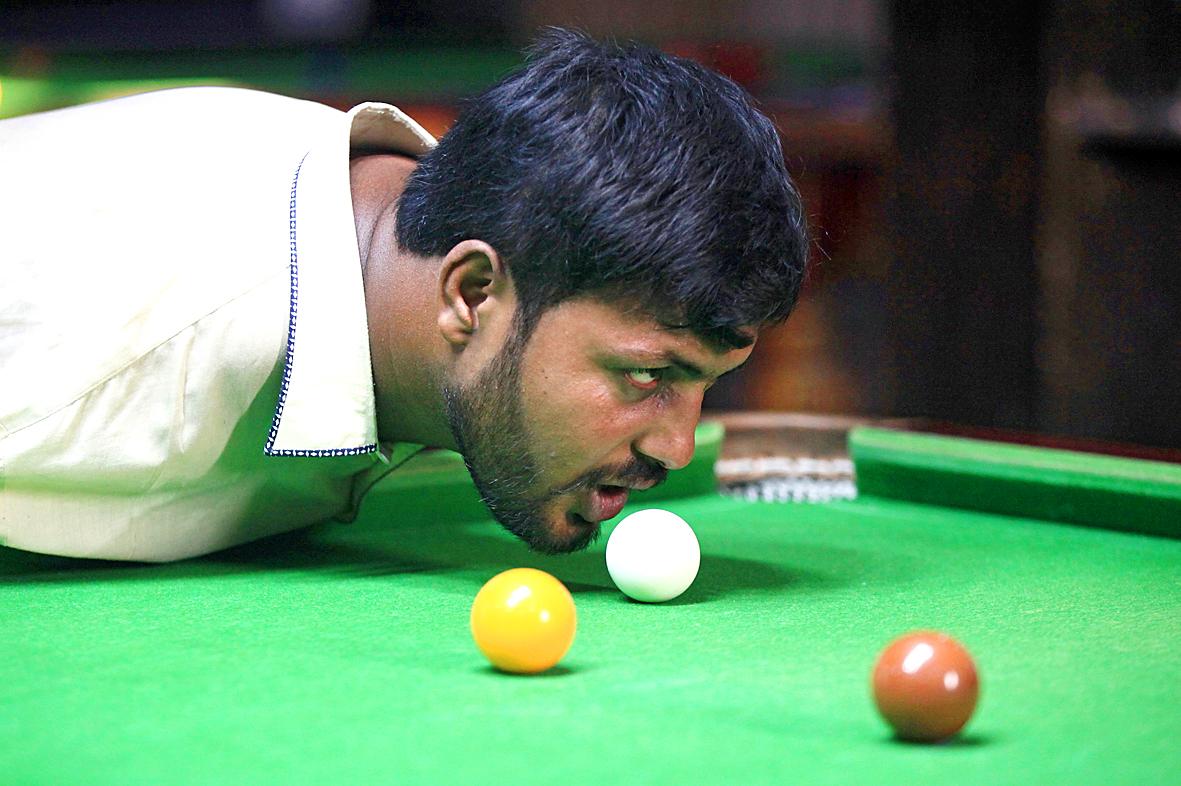 Pakistani without arms masters snooker