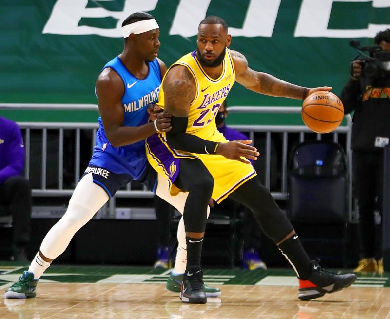 James scores 34 as Lakers make it 8-0 on the road