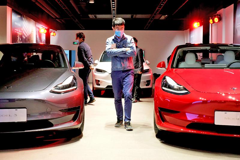 Supply chain problems briefly halt Tesla production: Musk