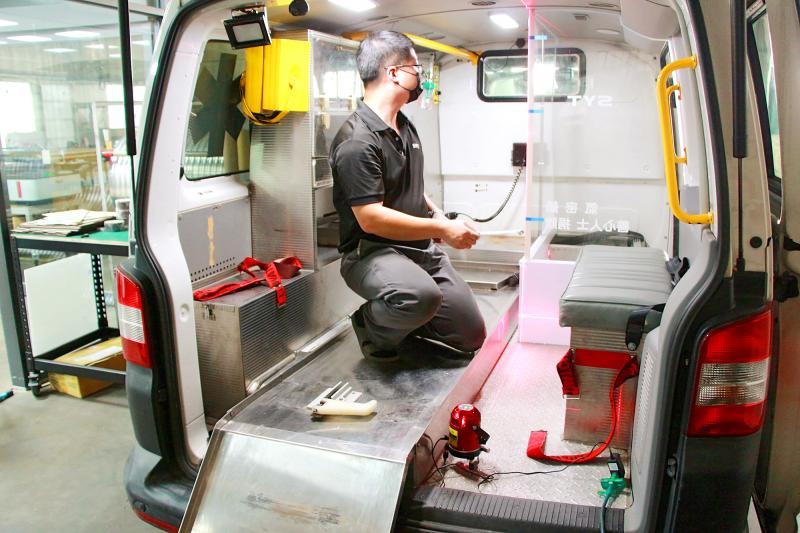COVID-19: Taichung man designs ambulance isolation booth - Worldakkam