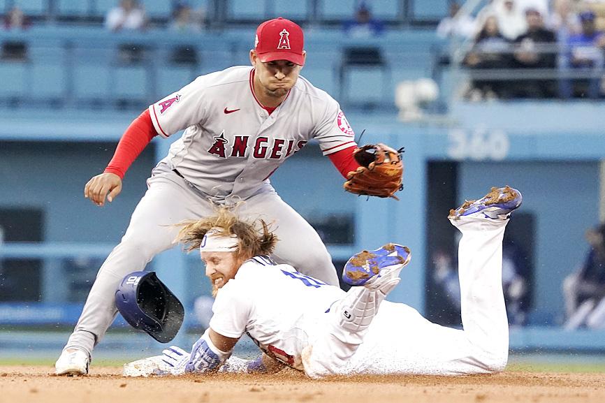 Iglesias double helps the Angels clobber Dodgers - Taipei Times