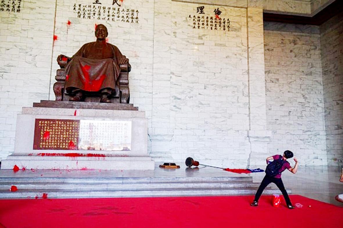 Meaning of temple statues being blindfolded? I looked it up years ago but  can't remember now.. : r/taiwan