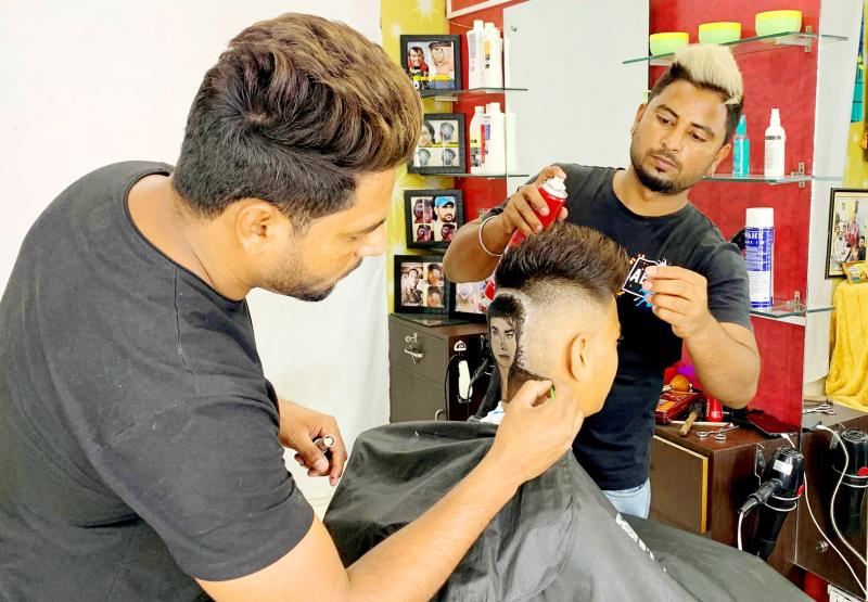 Indian barber brothers turn heads into canvasses - Taipei Times Indian barber brothers turn heads into canvasses - Taipei Times