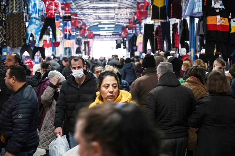Foreign shoppers swarm Turkey after lira crash – Taipei Times