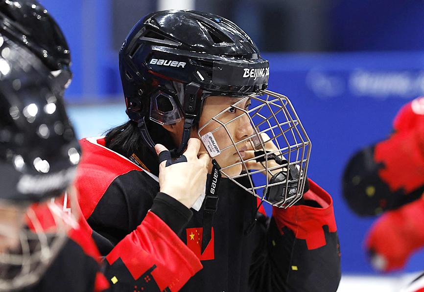 Yu Jing fa la storia con il suo debutto nell’hockey su ghiaccio