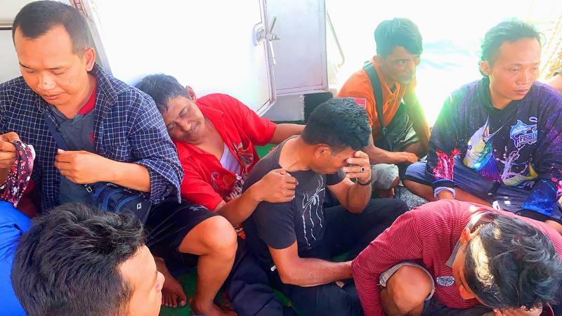 Dua tewas dan sedikitnya 26 hilang setelah sebuah kapal terbalik di Indonesia