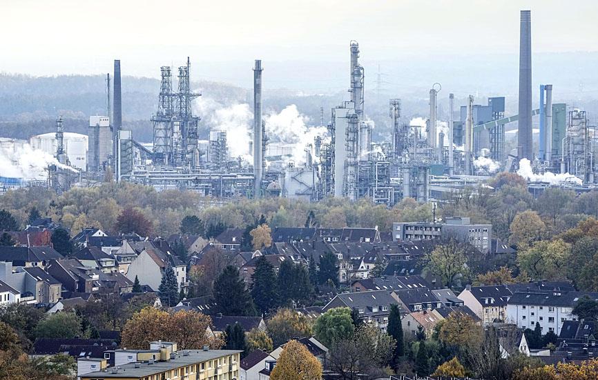 German business climate worsens again as economic outlook dims German business climate worsens again as economic outlook dims