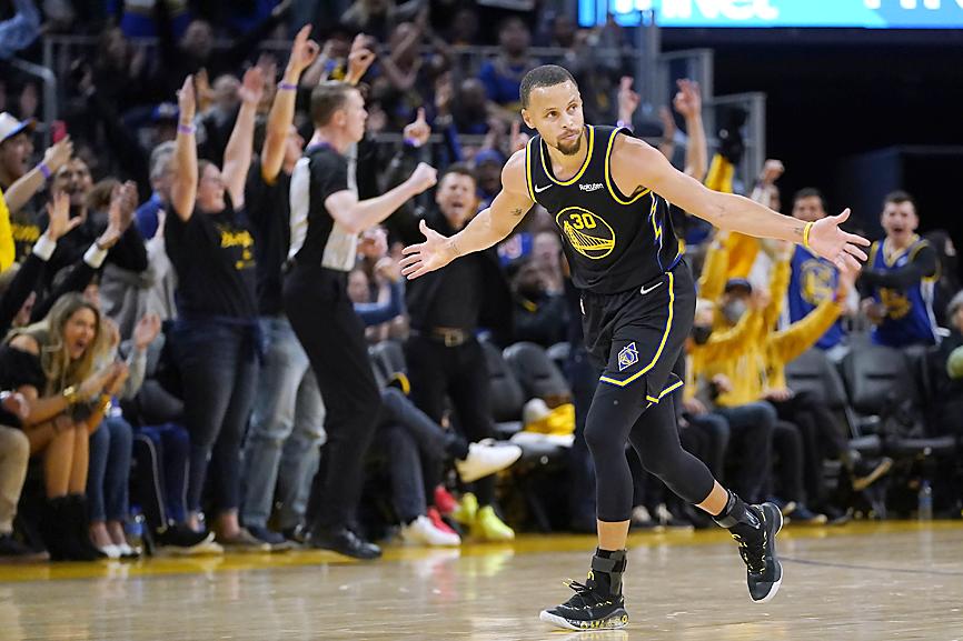 Curry back in Warriors’ playoff opener - Taipei Times