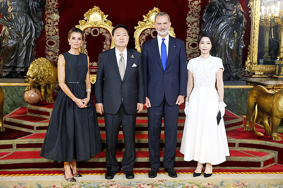 Japan S Korea Leaders Chat Taipei Times